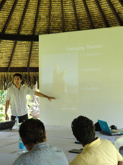 Keoni Kuoha presenting at the CRIOBE seminar in Mo'orea.