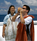 Kekuewa Kikiloi blowing the pū (conch shell).