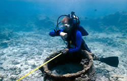 Jason Raupp takes a compass bearing at a trypot at the Two Brothers shipwreck.