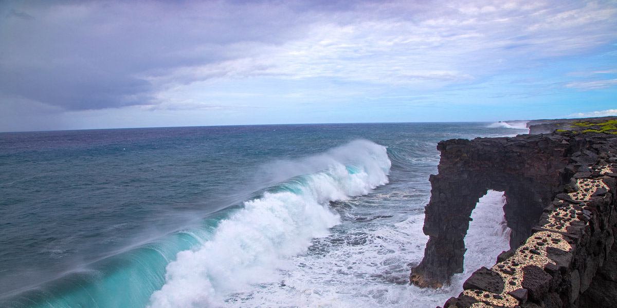 Wave breaking near Hōlei Sea Arch.