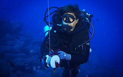 QUEST program alumnus and current PMNM NOAA diver Keo Lopes conducts underwater survey during RAMP cruise.